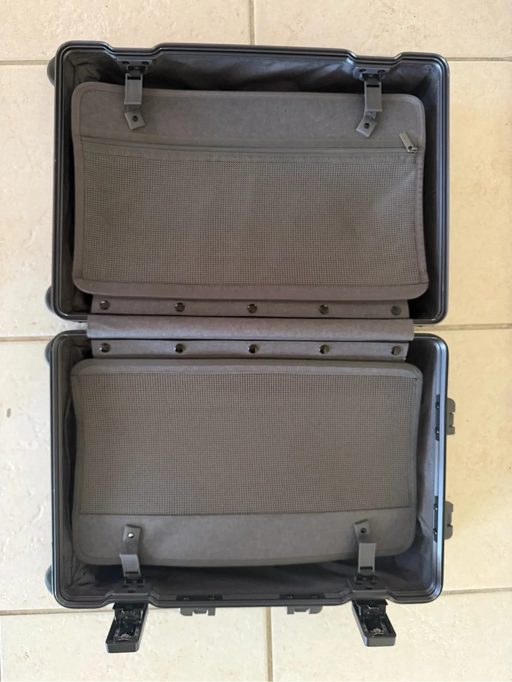 LEVEL 8 Gibraltar Aluminum Carry-On Luggage